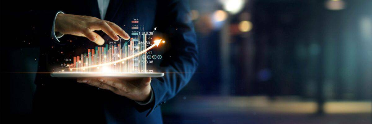 Digitalisierung Mann mit Daten in der Hand